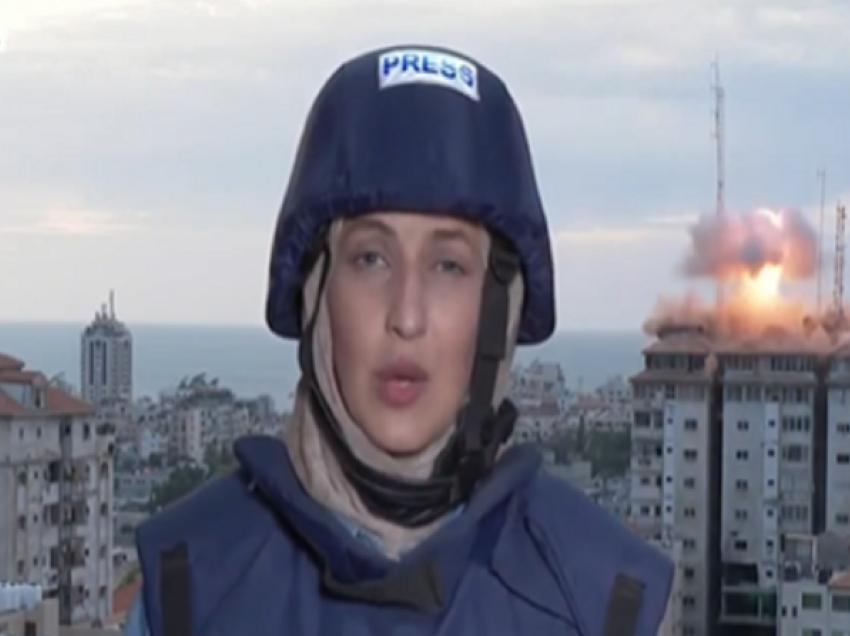 Momente dramatike/ Avionët luftarakë godasin me raketa kullën pranë saj, gazetarja shpërthen në lot gjatë raportimit live