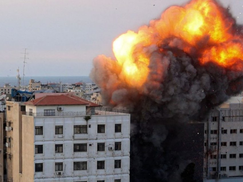 Momenti kur raketa izraelite godet bankën kombëtare islamike në Gaza