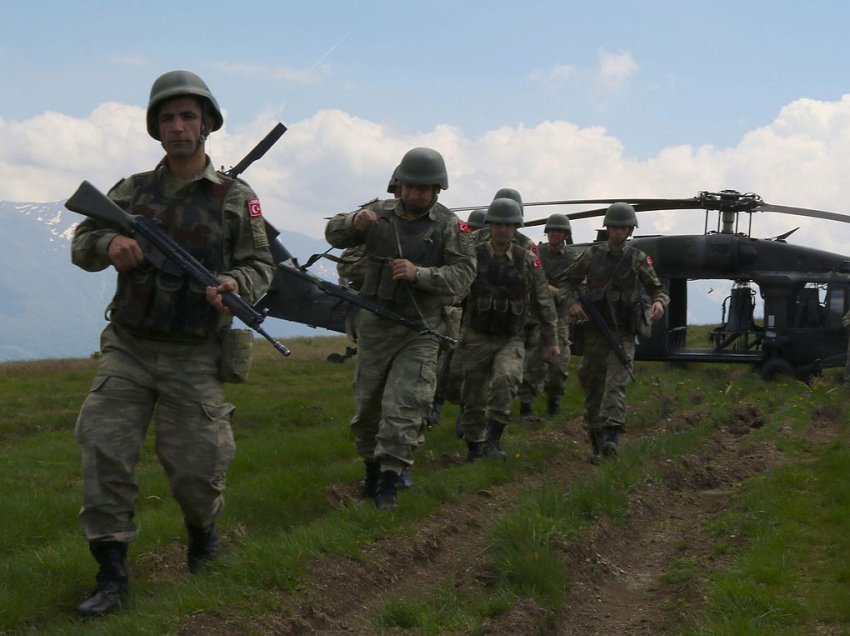 Tri shtete sollën ushtarë në Kosovë