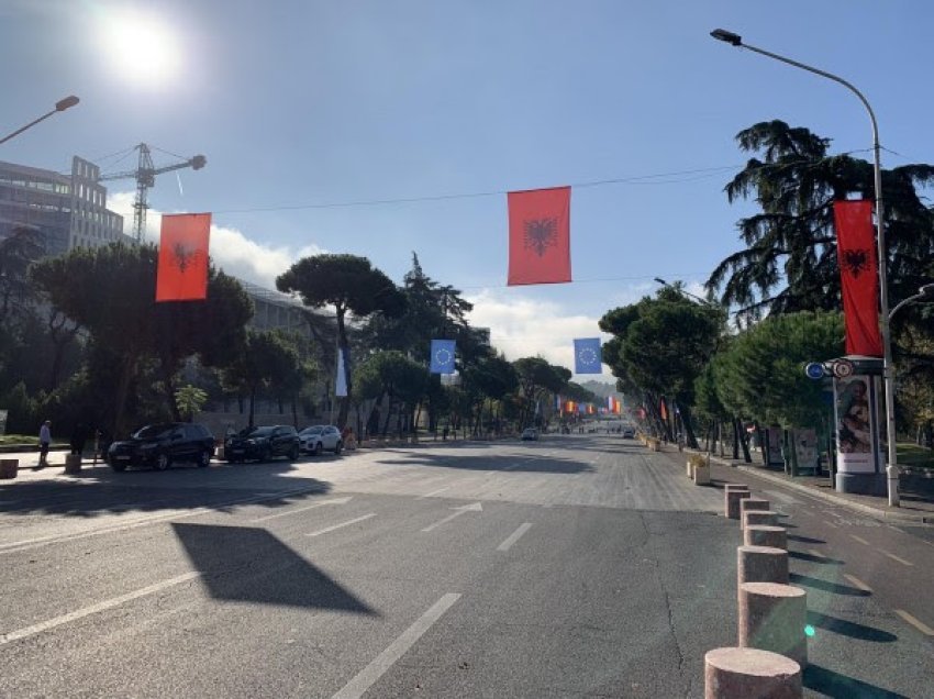​Tirana e veshur me flamujt e BE-së, këngë e valle popullore në Samitin e Berlinit
