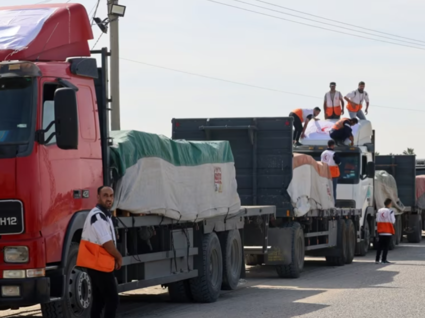 Kamionët e ndihmave fillojnë të hyjnë në Gaza