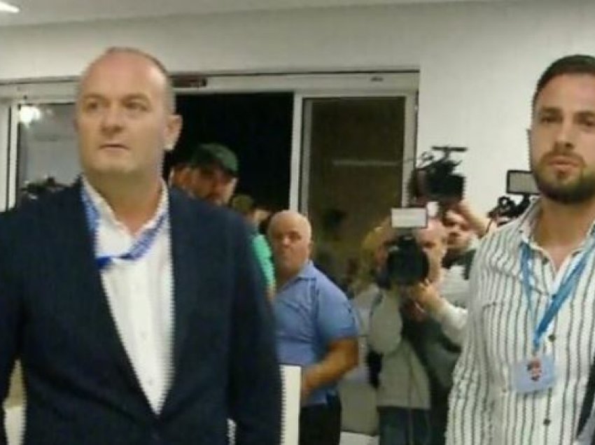 Berisha nuk largohet pas konferencës, përfaqësues të policisë hyjnë në selinë blu