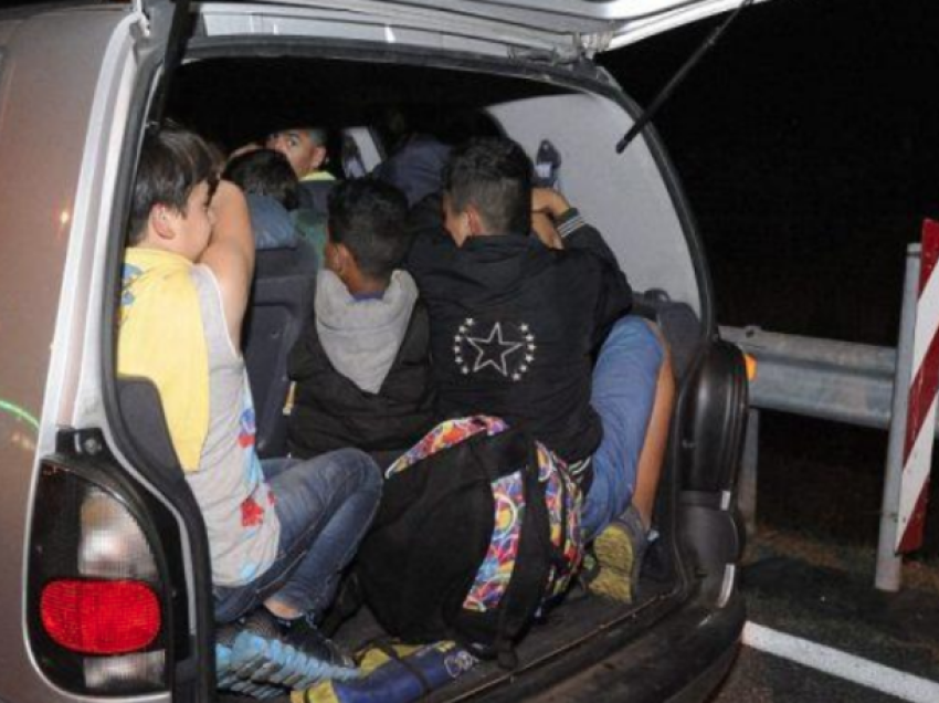 Policia e RMV-së ndalon një shtetas serb, kapet duke kontrabanduar imigrantë
