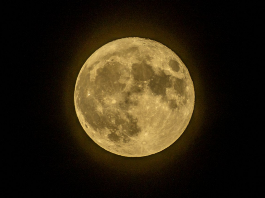 Hëna është më e vjetër se sa menduan shkencëtarët, sugjeron një studim i ri