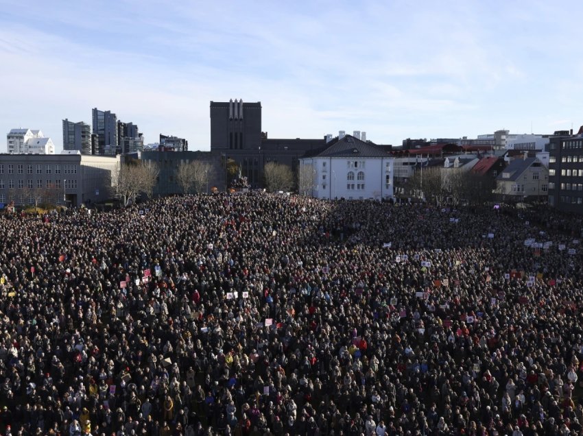 Kryeministrja islandeze i bashkohet grevës së grave për paga të barabarta gjinore