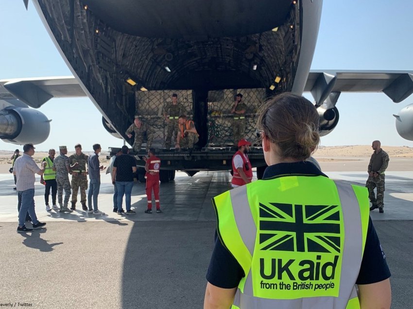 Mbërrin në Egjipt ndihma britanike për Gazën