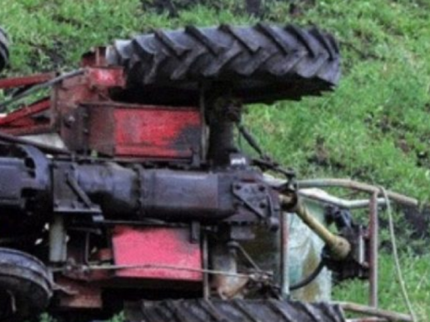 U rrokullis me traktor, vdes një person në Gjakovë