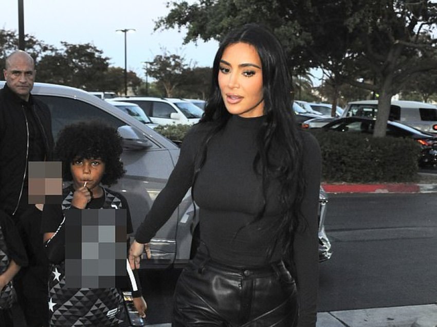 Kim Kardashian merr vëmendje në dukjen me të zeza gjatë një tjetër dalje publike në Los Angeles