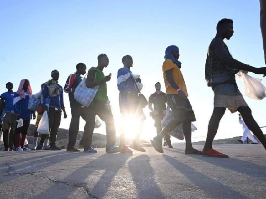 ​Qindra emigrantë arrijnë në Lampedusa