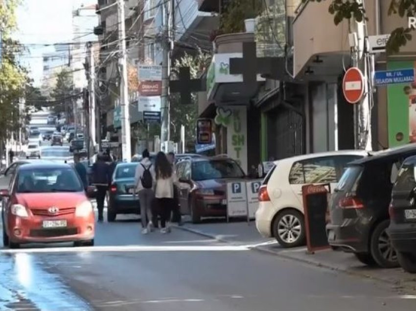 Bllokimi i trotuareve nga veturat mbetet problem në kryeqytet