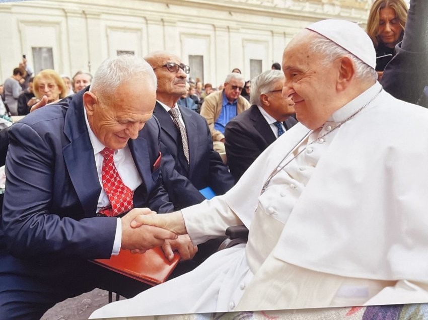 Papa Francesku priti në Vatikan përfaqësinë e të përndjekurve politikë shqiptar me 25 tetor 2023