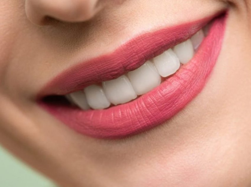 Stomatologia: Kujdes kur bëni dhëmbët e bardhë me kurora, duan higjenë më të madhe