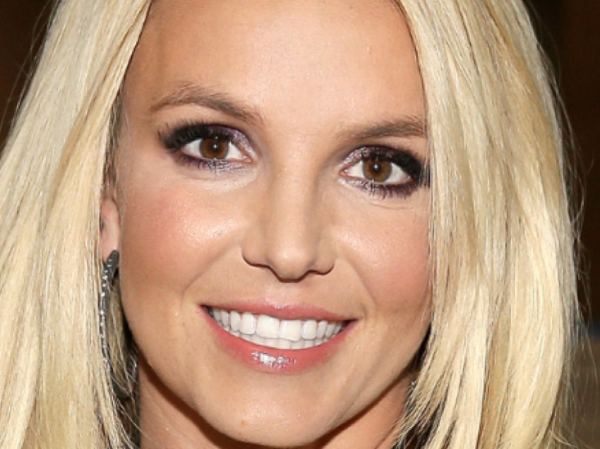 Britney Spears zbulon tatuazhin e ri, një gjarpër