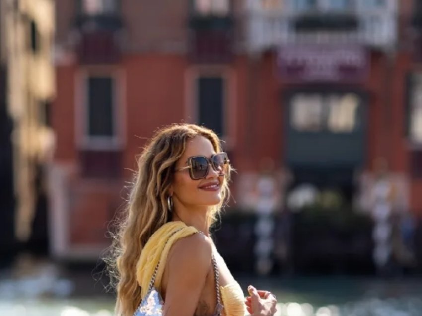 Rita Ora me një tjetër paraqitje ‘verbuese’ në Festivalin Ndërkombëtar të Filmit në Venecia