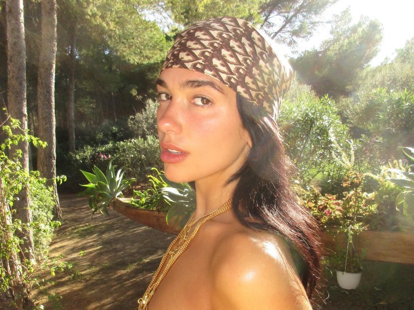 Vera nuk mbaron për Dua Lipën – këngëtarja publikon të tjera imazhe atraktive në bikini gjatë pushimeve në Ibiza