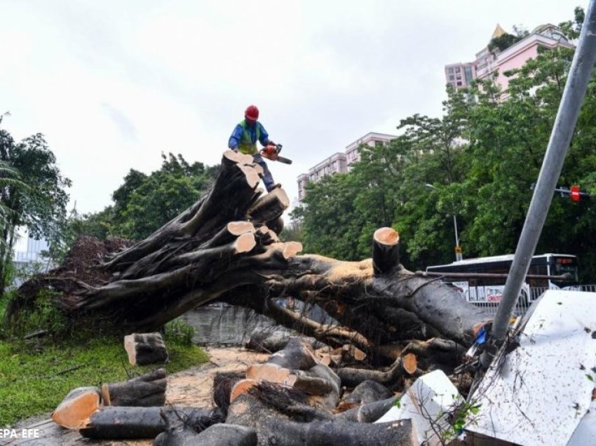 Të paktën 55 të lënduar si pasojë e tajfunit Saola që preku Kinën