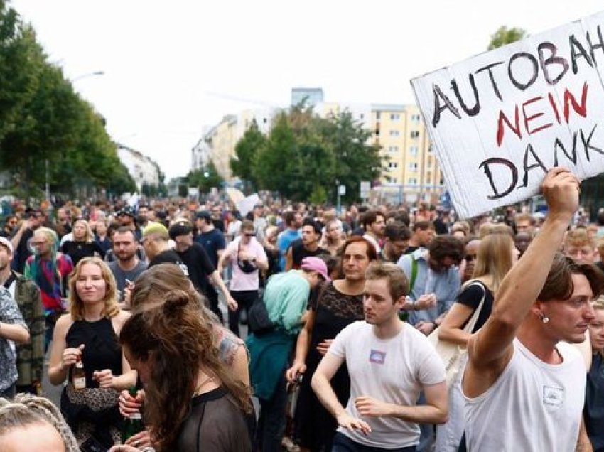 Protesta e veçantë në Berlin, aktivistët mjedisorë bllokojnë rrugën duke kërcyer