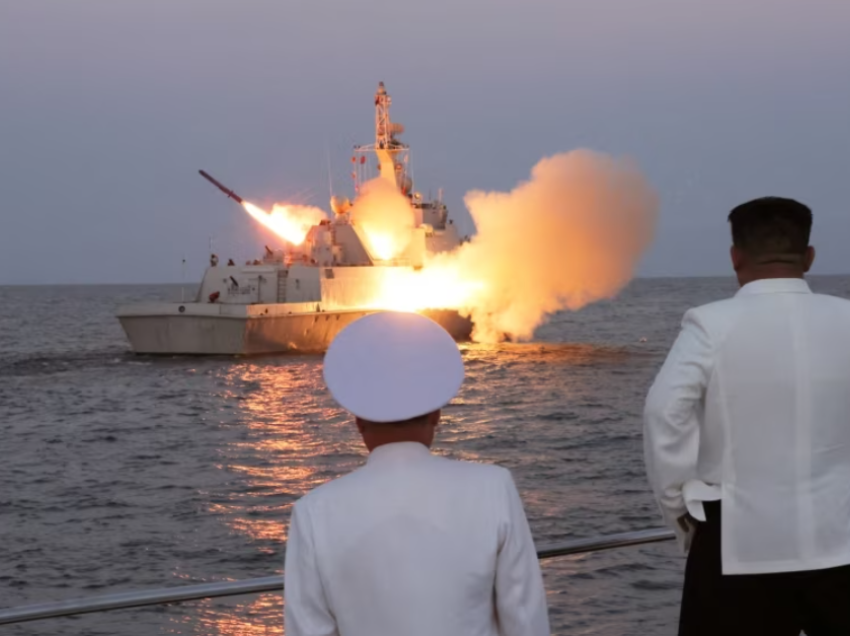 Koreja e Veriut simulon një “sulm me armë taktike bërthamore”