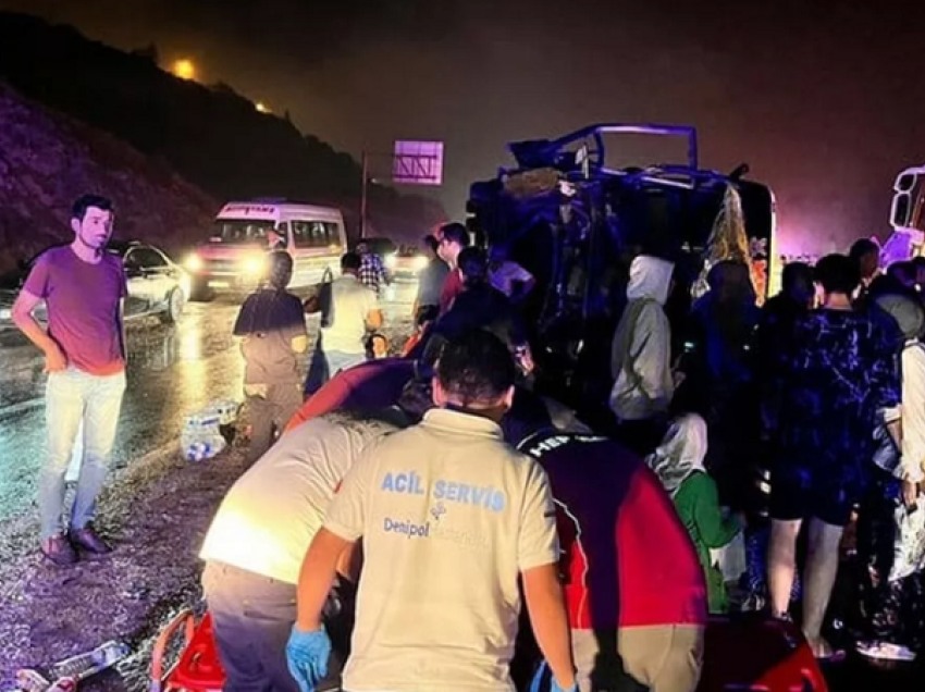 Gjashtë dasmorë të vdekur, 40 të plagosur nga përplasja kokë më kokë me kamionin në Turqi