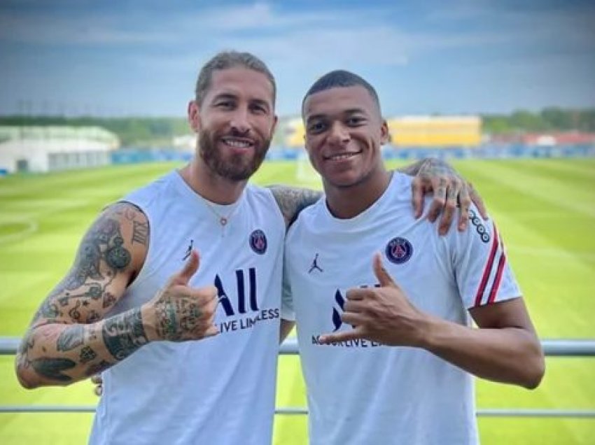 “Mbreti u kthye” – Mbappe uron Ramosin për kontratën e re me Sevillan