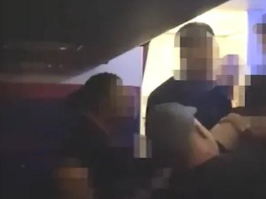 “Bërtiti Allahu Akbar”, shqiptari ndalon pasagjerin që donte të hapte derën e avionit - publikohen pamjet rrëqethëse
