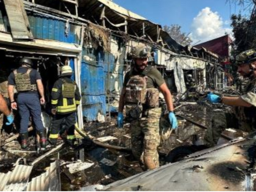 Sulmi rus në “qytetin paqësor” të Ukrainës, të paktën 17 viktima, Zelensky: Numri mund të rritet