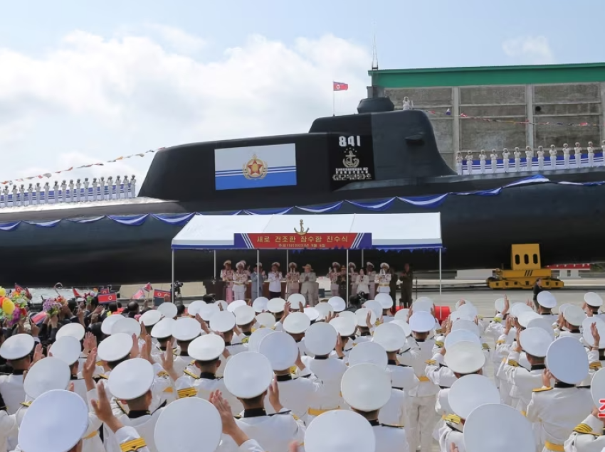Koreja e Veriut thotë se ka ndërtuar një nëndetëse të re bërthamore
