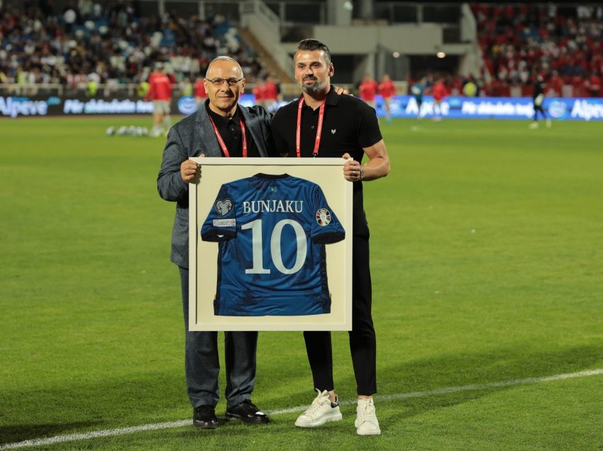 Albert Bunjaku nderohet para ndeshjes Kosovë - Zvicër 