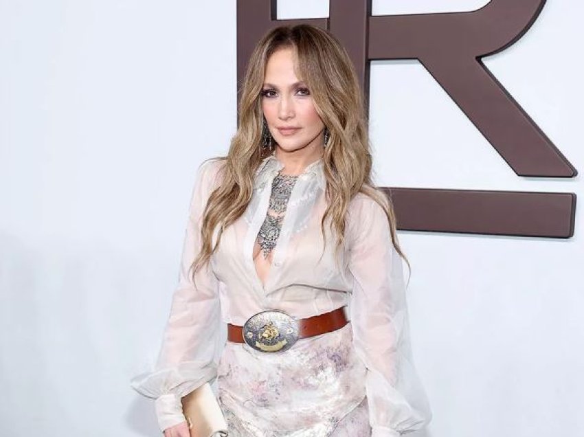 Jennifer Lopez paraqitet me fustan tejdukshëm të stilin kauboj për shfaqjen e “Ralph Lauren”