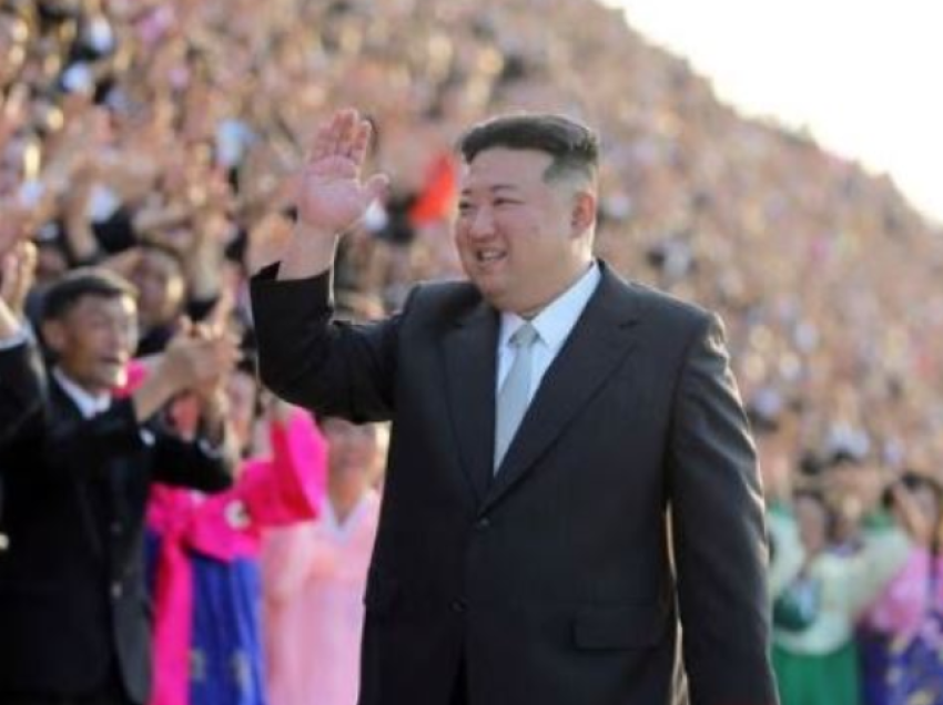 Kim Jong Un shfaqet në publik, feston 75-vjetorin e Pavarësisë së Koresë së Veriut