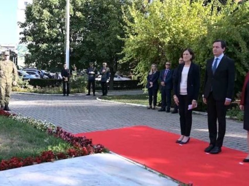 Sulmet e 11 shtatorit: Kurti dhe zëvendësambasadorja amerikane bëjnë homazhe te pllaka përkujtimore “Kosova Kujton”