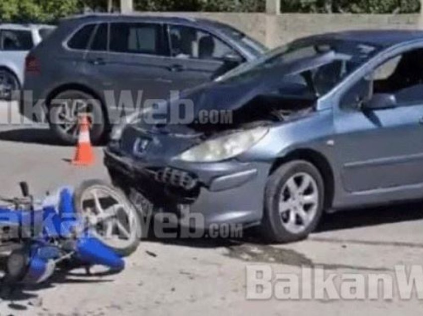 Aksident në Pogradec, makina përplaset me motorin, një i plagosur