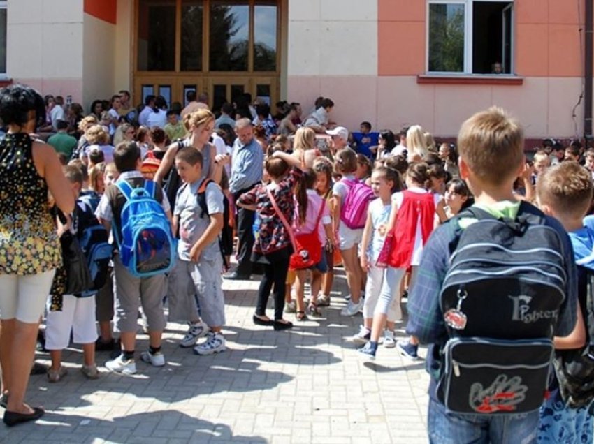 Në Shqipëri nis viti i ri shkollor, rreth 29 mijë nxënës ulen për herë të parë në banka