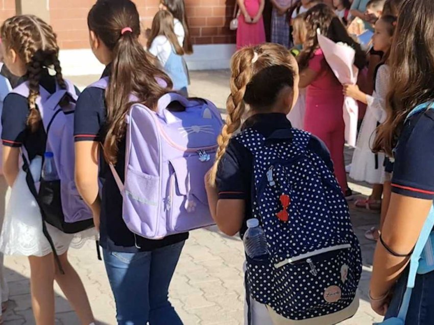 Çantat e shkollës dëmtojnë shtyllën kurrizore, ortopedët: Shmangni peshat e rënda