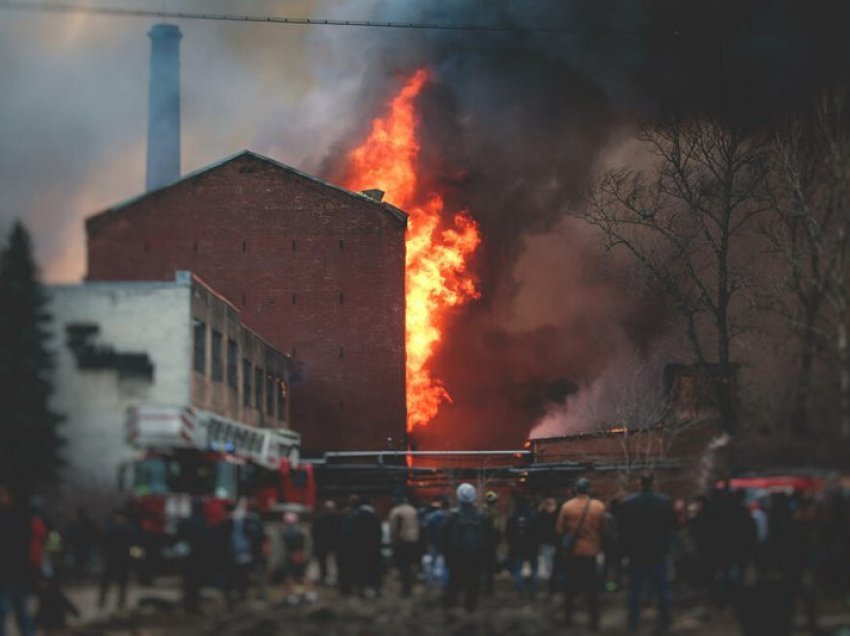 Shpërthim i fuqishëm në një fabrikë, raportohet për viktima