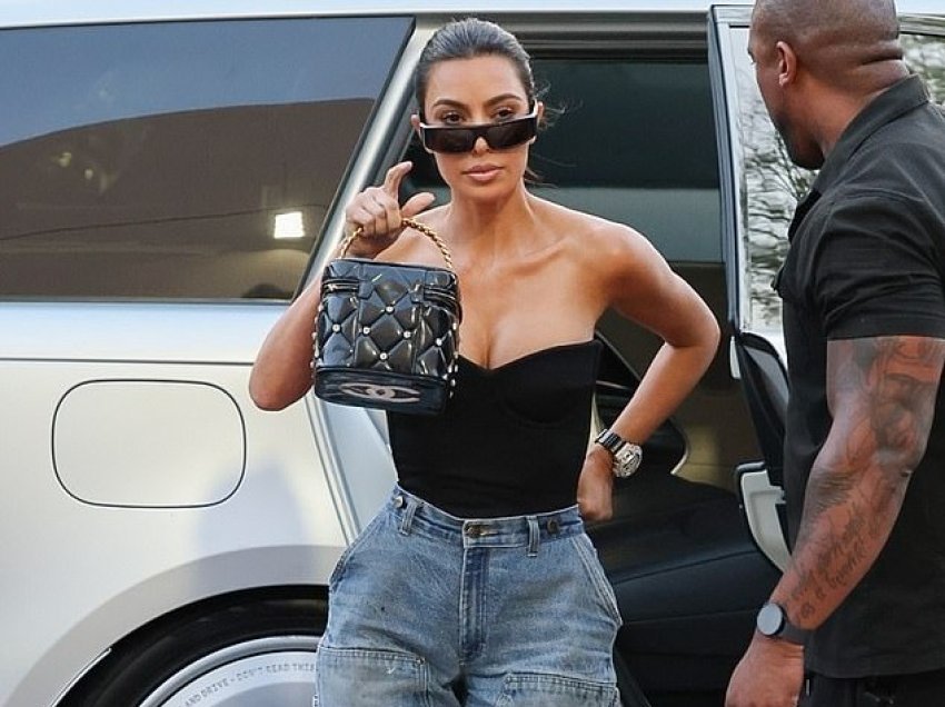 Kim Kardashian thekson linjat e formësuara të trupit gjatë një tjetër paraqitje në Los Angeles