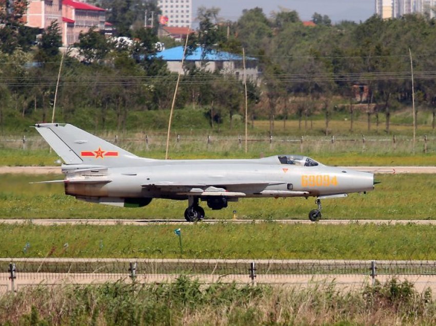 Kina vendos 103 avionë luftarakë drejt Tajvanit