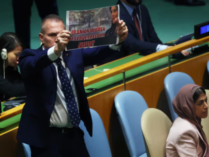 Ambasadori izraelit me pankart në duar derisa në OKB flet presidentit i Iranit