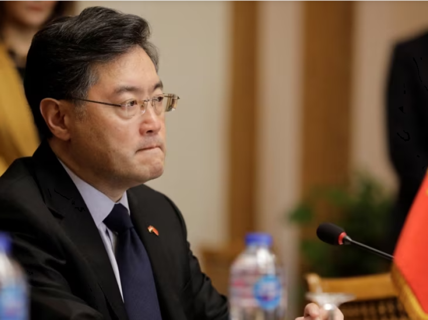Ish-ministri i jashtëm kinez u shkarkua për shkak të një marrëdhënieje jashtëmartesore