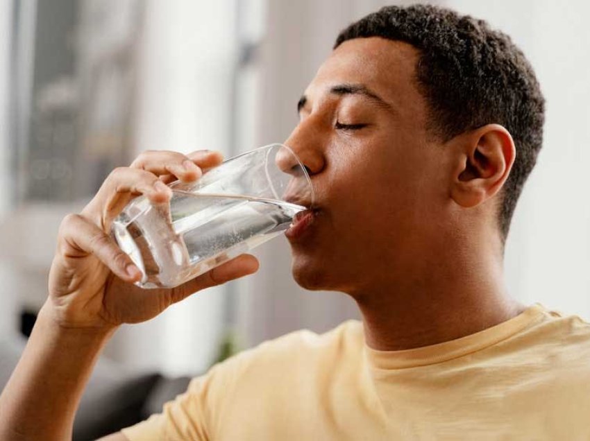 Këto janë arsyet pse nuk duhet të pini ujë gjatë ngrënies
