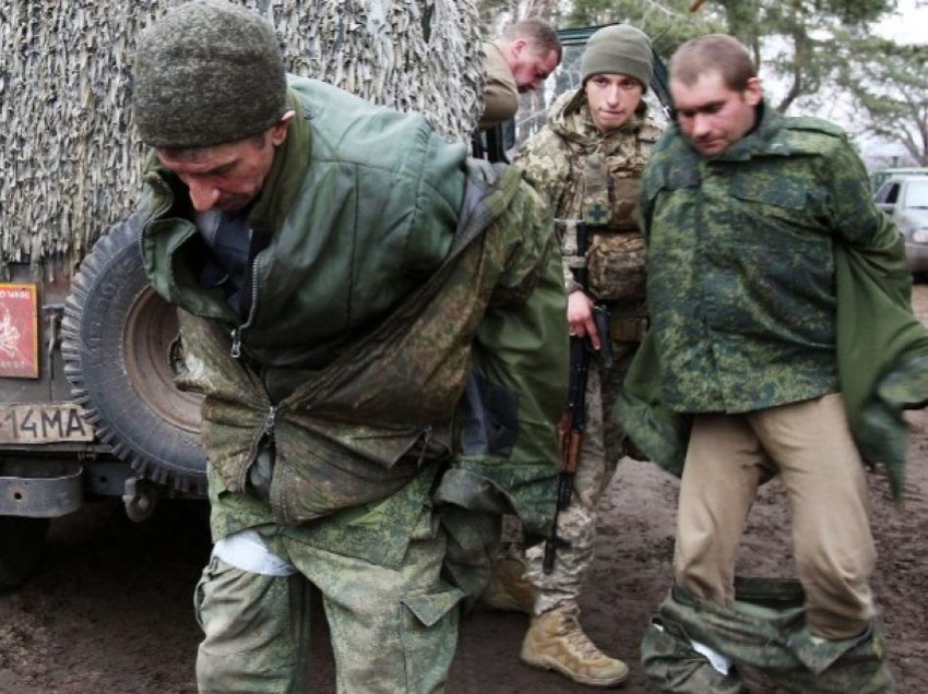 “Mirënjohës ndaj ushtarëve ukrainas”, rusët që nuk duan të luftojnë, gëzohen kur arrestohen të gjallë nga Ukraina
