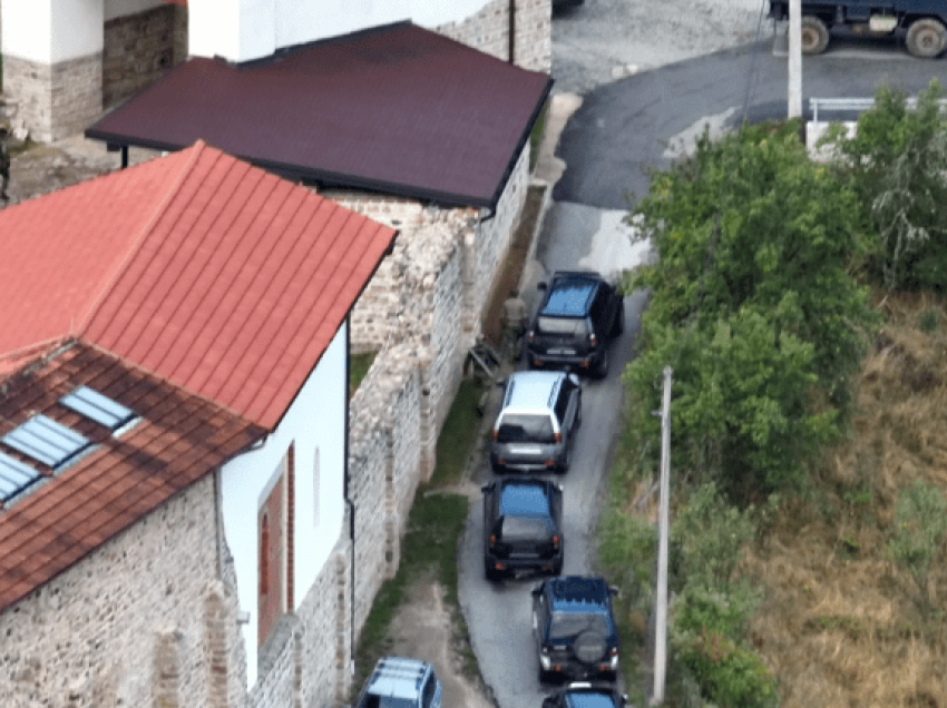 Gjendet në kufi me Serbinë një automjet i blinduar me një kundërajror, dyshohet se kanë qenë dje në Banjskë 