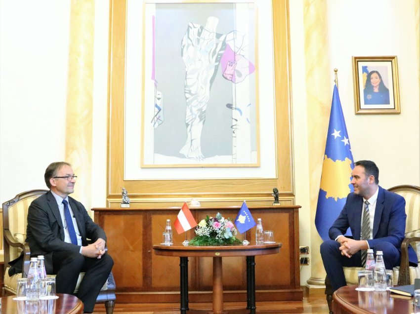 Kryetari Glauk Konjufca priti në takim ambasadorin e ri të Austrisë në Kosovë, Georg Schbetzer