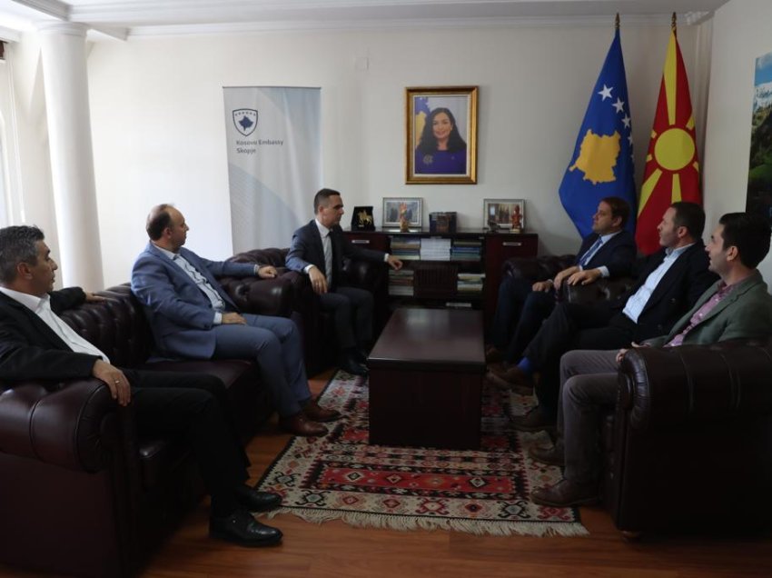Pas sulmeve terroriste në veri të Mitrovicës, liderët e opozitës shqiptare takuan ambasadorin e Kosovës Qehaja