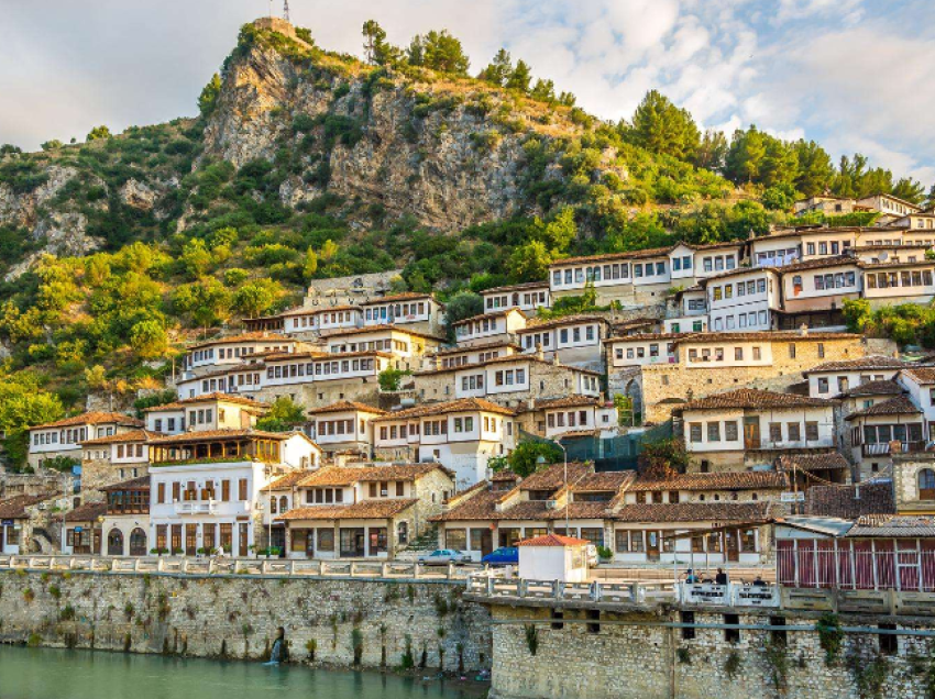 Rekordi i turizmit, 7.2 milionë të huaj vizituan Shqipërinë në janar-gusht 2023