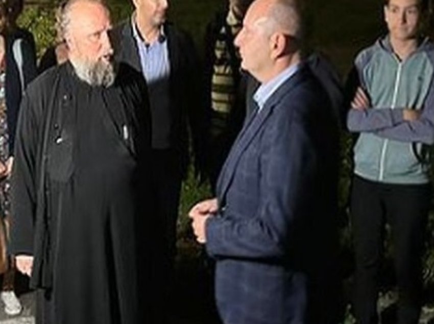 Pelegrinët: KFOR-i hyri brenda manastirit në Banjskë, e injoruan grupin e armatosur me armë të gjata