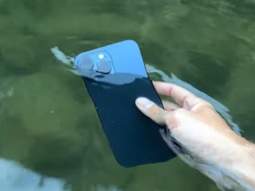 ‘Vloggeri’ teston modelin iPhone 15 Pro Max nën ujë
