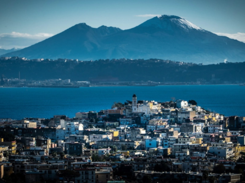Tërmete të vazhdueshme në Napoli, sizmologët i frikësohen zgjimit të vullkanit