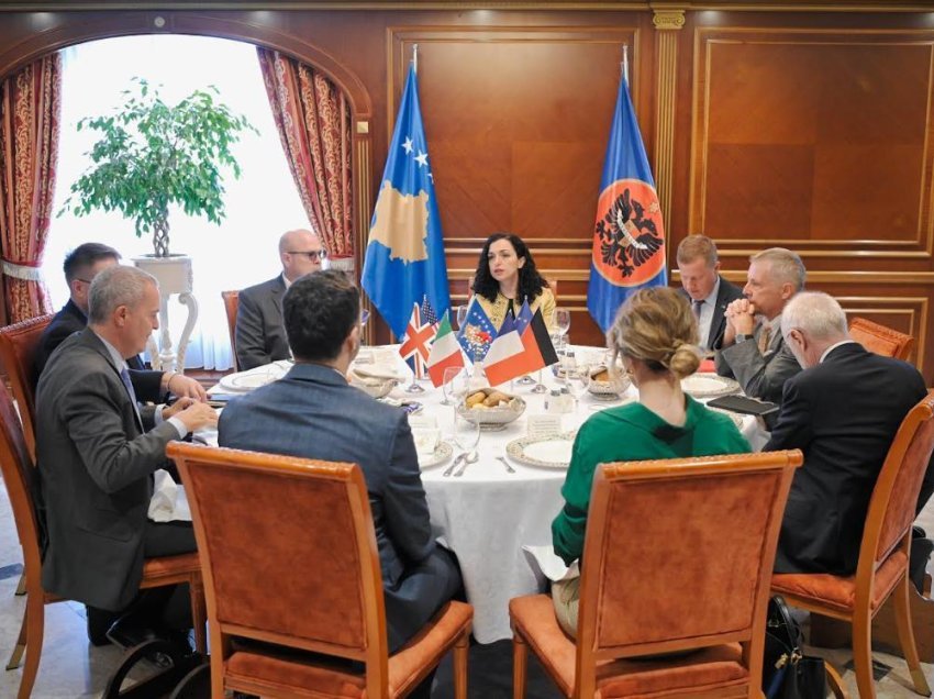 Presidentja Osmani takoi ambasadorët e Quintit dhe të BE-së pas sulmit terrorist dhe aktit të agresionit të Serbisë kundër Kosovës