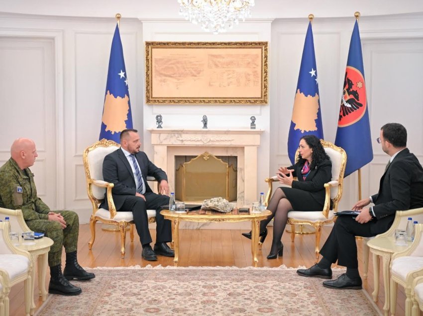 Presidentja Osmani takon Ministrin e Mbrojtjes dhe komandantin e FSK-së